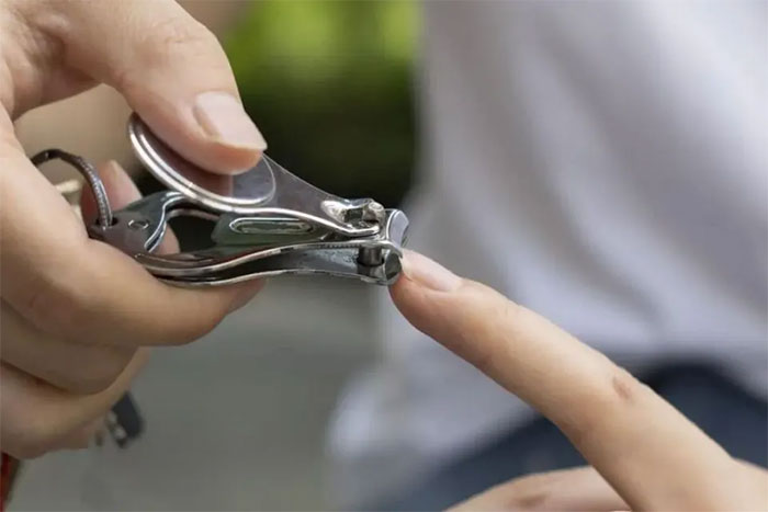 cat-mong-tay Cắt ngắn móng tay sát phần thịt