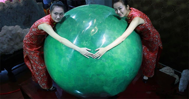 Khám Phá Viên Dạ Minh Châu Khổng Lồ Nhất Thế Giới: Hành Trình Từ Tìm Kiếm Đến Triển Lãm