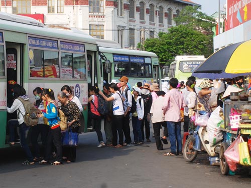 Không nên đi dép tông trên phương tiện công cộng