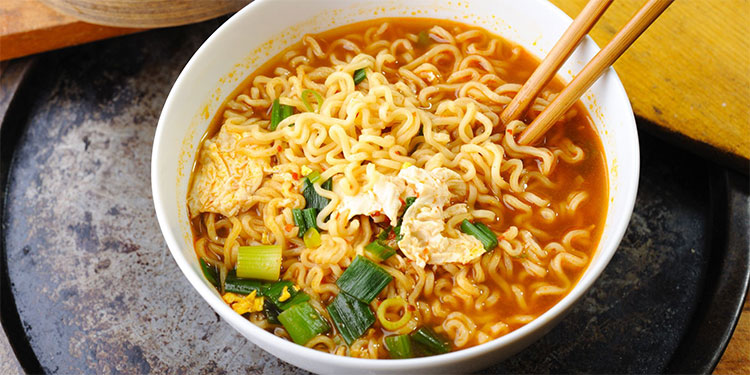 Mì gói là thực phẩm ít dinh dưỡng nên bạn hạn chế ăn, càng ít càng tốt.