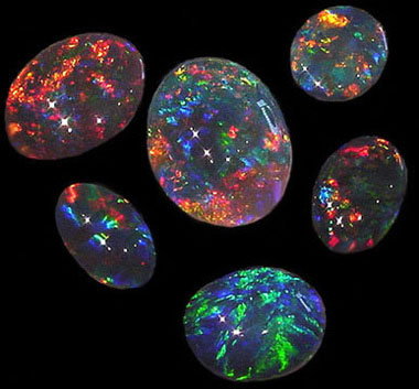 Ngọc Opal đen – 2.355 USD/Cara Ngọc Opal đen
