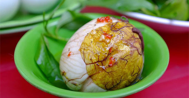 Khám Phá Giá Trị Dinh Dưỡng và Tác Động Của Nước Trong Quả Trứng Vịt Lộn