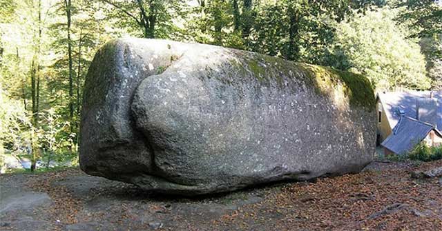Trembling Rock ở Huelgoat: Bí ẩn tảng đá 137 tấn có thể rung chuyển bằng một cú đẩy